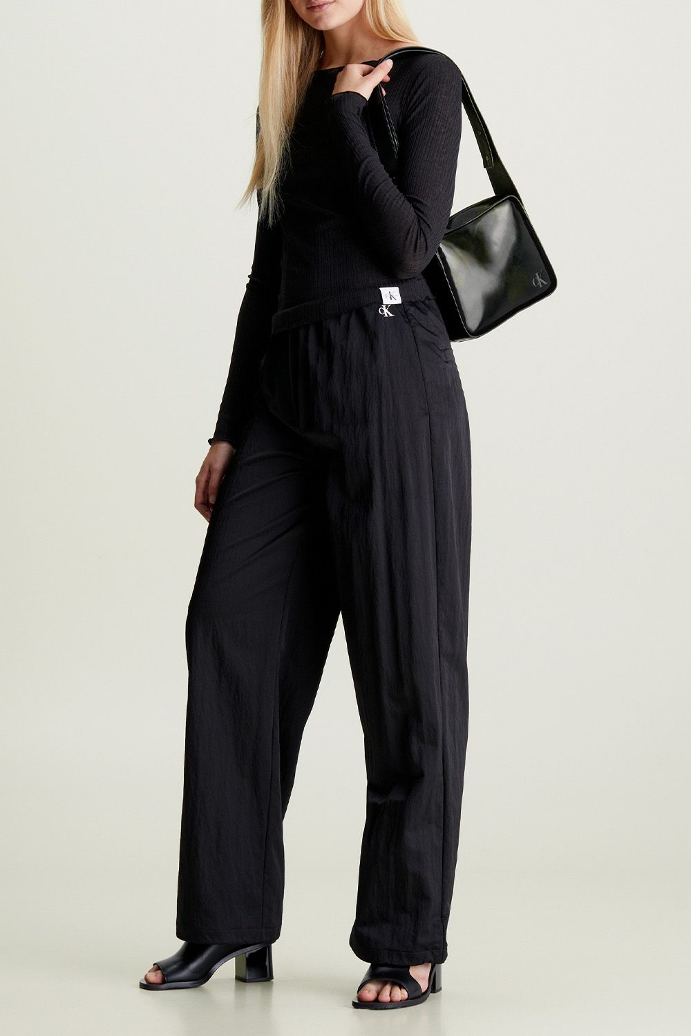 תמונת כל הלוק של תיק כתף לכה